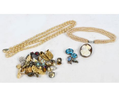 A small quantity of costume jewellery including three white metal brooches set with blue stones, a cameo brooch of Minerva, p