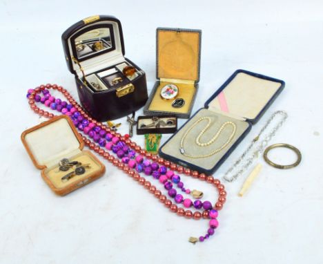 A quantity of costume jewellery including a crystal bead necklace, a cased pearl necklace, a Royal Worcester ceramic brooch, 
