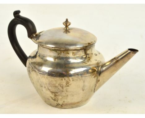 A George V hallmarked silver teapot of plain form with ebonised loop handle and cast finial, Edward Barnard and Sons Ltd, len