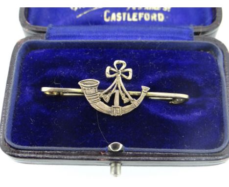 9CT YELLOW GOLD SWEETHEART BROOCH to commemorate Light Infantry with bugle crest, 1.9gms