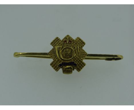 15CT YELLOW GOLD &amp; ENAMEL SWEETHEART BROOCH to commemorate Highland Light Infantry with crest, 4.9gms