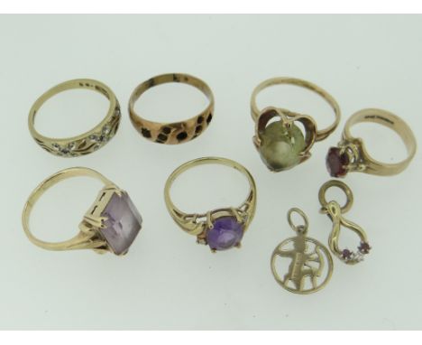 ASSORTED 9CT YELLOW GOLD JEWELLERY to include six stone set rings, pendant of archer design and ruby and diamond chip drop, 2