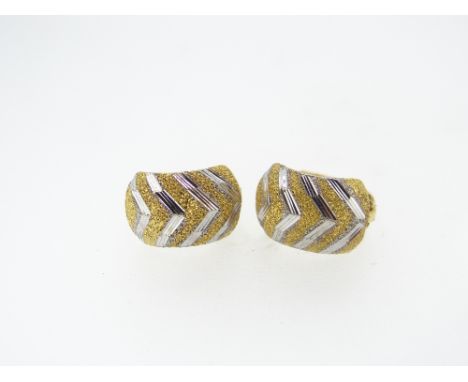 PAIR OF 18CT YELLOW GOLD ARROW DESIGN EARRINGS, 3.8gms