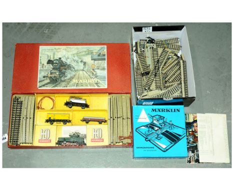 Marklin HO Gauge Scale 3-rail CE 807/3 containing Class E63 Overhead Electric Steeplecab Loco and 3 x Wagons along with oval 