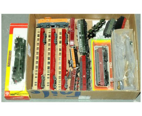 Continental Outline HO Gauge Scale Rivarossi 2 x powered &amp; 1 x non-powered TEE DMU driving trailer cars (one powered car 