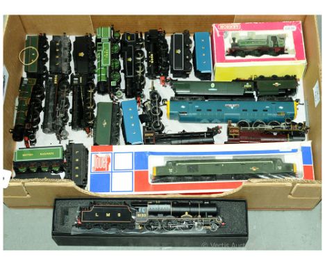OO Gauge group of Steam &amp; Diesel Locos. Bachmann GWR green 4-6-0 "Raveningham Hall", LNER green 2-6-2 Class V1 Tank; heav
