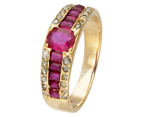 Keurtekens: 585. Set with 24 rose cut diamonds and 11 faceted presumably synthetic rubies. In good condition, light wear on t