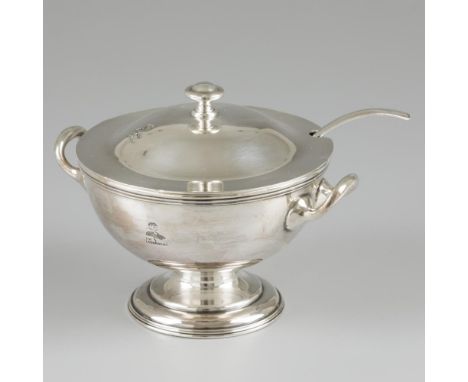 Round model with ears, with engraved "The Lotus Club" decoration / logo. With a Gero 90 compote spoon. United Kingdom, London