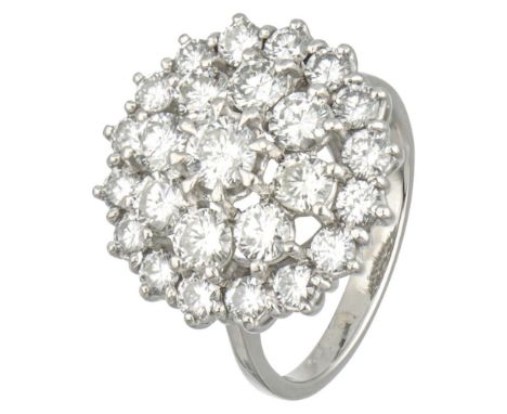 Hallmarks: 750. Set with 25 brilliant cut diamonds of approx. 1.95 ct. (VS-SI / F). In very good condition. Ring size: 15.75 