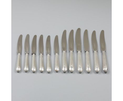 With filled handles and stainless steel blades. Consisting of 6 dinner knives and 6 dessert knives (21 cm). The Netherlands, 