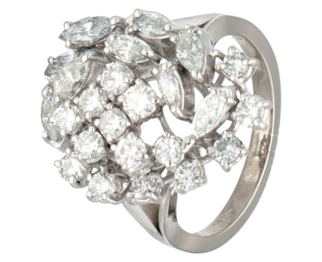 Hallmarks: 750. Set with 24 marquise and brilliant cut diamonds of approx. 1.50 ct. in total (VS / F-G-H). In good condition.