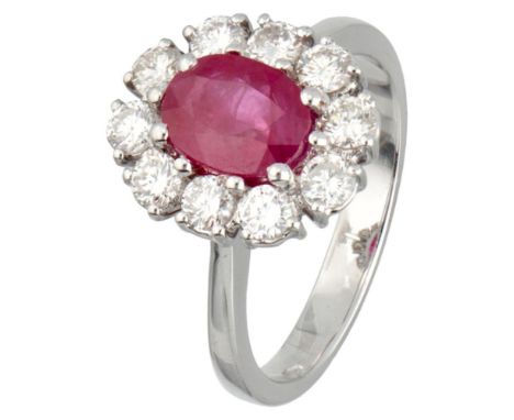 Hallmarks: 750. Set with 10 brilliant cut diamonds of approx. 0.90 ct. (VS / F-H) and a ruby ​​of approx. 1.41 ct. (approx. 8