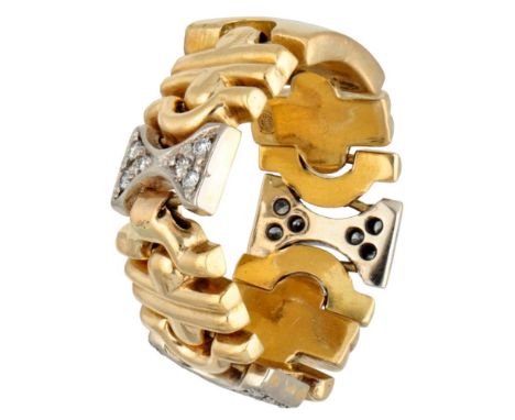 Hallmarks: 585. Set with 18 brilliant cut diamonds of approx. 0.15 ct. in total (VS-SI / G-H). In good condition. Ring size: 