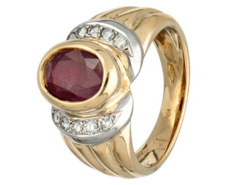 Hallmarks: 750. Set with 10 brilliant cut diamonds of approx. 0.30 ct. in total (VS-SI / J-K) and a faceted ruby ​​of approx.