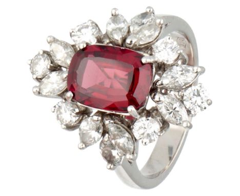 Hallmarks: 750, 585 (Dutch hallmark). Set with a cushion cut garnet of approx. 2.61 ct. (approx. 9.46 x 7.07 x 4.55 mm), 10 m