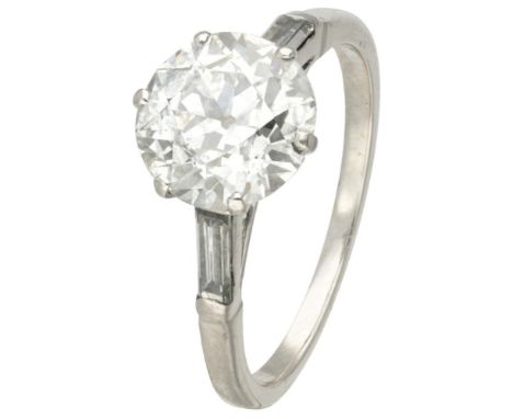 Hallmarks: eagle's head. Set with an old European (Old European Brilliant) cut diamond of approx. 2.50 ct. (VS / G, approx. 8