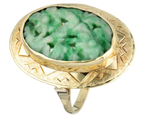 Hallmarks: 585. Set with a carved jade with floral details of approx. 19.1 x 12.7 mm. In very good condition. Ring size: 17.5
