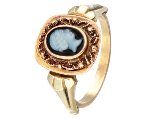 Hallmarks: oak leaf. In good condition with light signs of wear. Ring size: 16.5 mm / 52 mm. Weight: 3.08 grams.