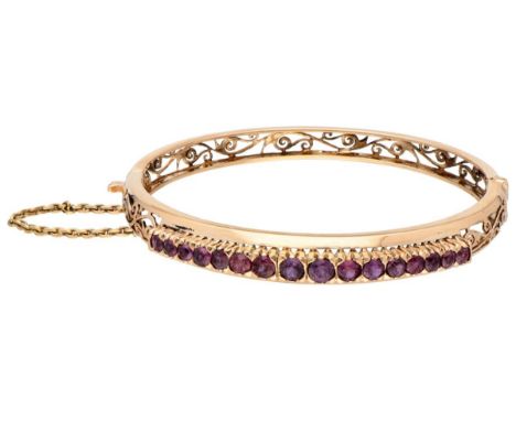 With openwork details and a safety chain made of base metal. Hallmarks: 585, metal. Set with 16 faceted natural rubies of app