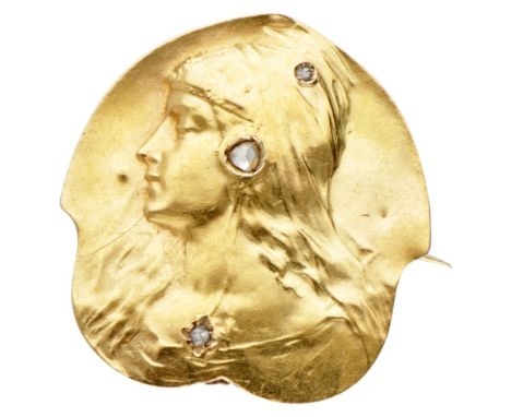 Hallmarks: 750. With a graceful portrait of a woman in profile, set with 3 rose cut diamonds. In good condition, lightly worn
