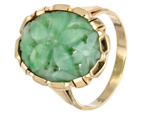 Hallmarks: 585 in oak leaf, possibly maker's mark. Set with a carved jade of approx. 18.0 x 12.8 x 3.3 mm. In very good condi