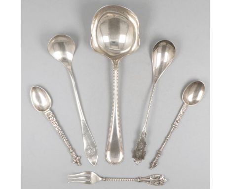 Consisting of a cold meat fork, 2 apostle spoons, a jam spoon and a potato serving spoon with pearl rim (Voorschoten, J.M. va