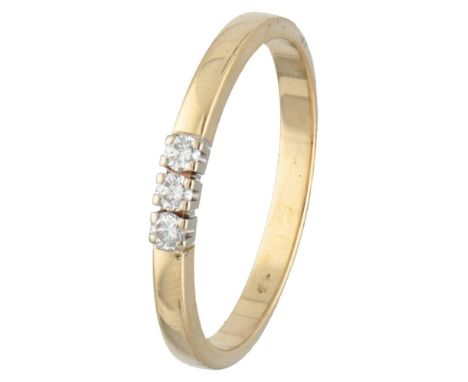 Hallmarks: 585, Diamonde. Set with three brilliant cut diamonds of approx. 0.09 ct. in total (VS / G-H). In very good conditi