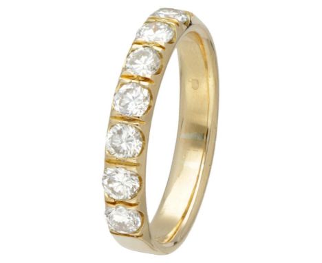 Hallmarks: 750, 105. Set with 7 brilliant cut diamonds of approx. 1.05 ct. in total (SI / G-H). In good condition. Ring size:
