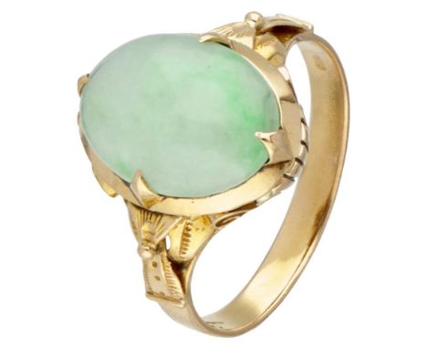 Hallmarks: 833. Set with a cabochon cut jade of approx. 12.70 x 9.40 x 3.50 mm. In good condition. Ring size: 16.5 mm / 52 mm