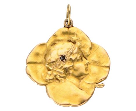With a graceful portrait of a woman in profile, pendant made in the shape of a four-leaf clover. Hallmarks: 585. In good cond