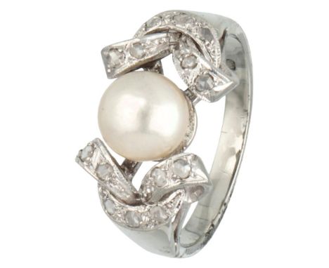 Hallmarks: 750, unclear maker's mark. Set with 14 rose cut diamonds with Ø approx. 1.0 mm and pearl Ø approx. 6.70 mm. In goo