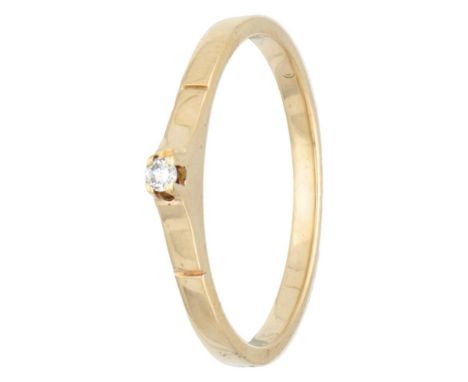 Hallmarks: 585 in oak leaf. Set with a brilliant cut diamond of approx. 0.02 ct. (VS2-SI1 / G-H). In very good condition. Rin