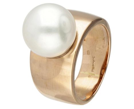 Hallmarks: 750, Schoeffel. Set with a white freshwater pearl of Ø approx. 11.95 mm. In very good condition, presumably resize