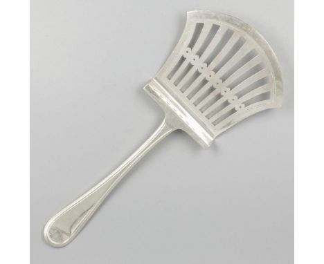 "Hollands Rondfilet" or Dutch round filet with fan-shaped scoop and engraved decorative edges. The Netherlands, Voorschoten, 