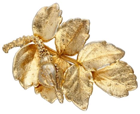 Made from a genuine, natural leaf which was first silver-plated and then gold-plated. Hallmarks: Flora Danica, sterling 925, 
