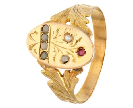 Hallmarks: 585. In good condition with light signs of use. Ring size: 18.25 mm / 57.5 mm. Weight: 2.26 grams.