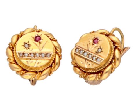 With floral motif. Hallmarks: 585. In good condition, light signs of use. LxW: 1.5 x 1.3 cm. Weight: 3.18 grams.