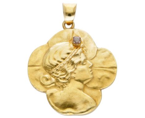 With a graceful portrait of a woman in profile, pendant has been made in the shape of a four-leaf clover. Hallmarks: 750, fou