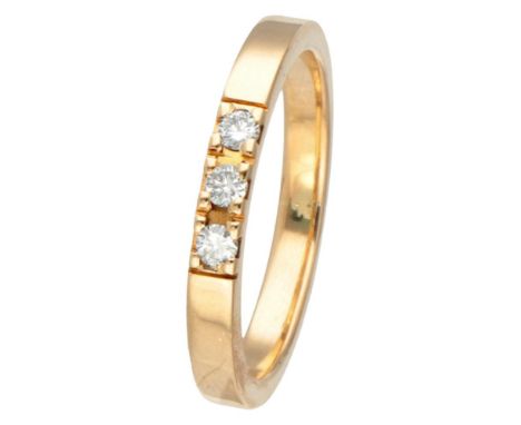 Hallmarks: eagle head, 750, maker's mark. Set with three brilliant cut diamonds of approx. 0.09 ct. in total (VS / F-G). In v