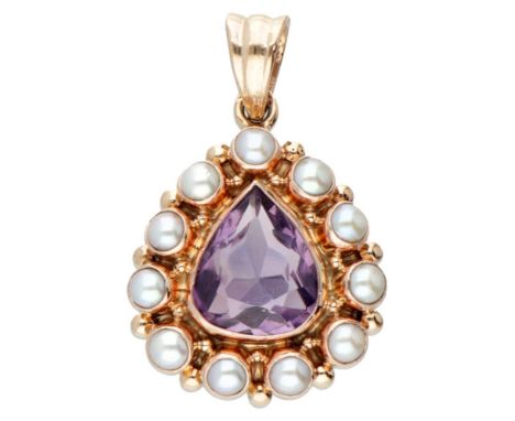 Hallmarks: 585 in oak leaf. Set with a pear cut amethyst of approx. 2.31 ct. (approx. 10.7 x 8.9 mm) and 11 white pearls (Ø a