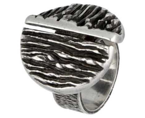 Hallmarks: 925S, Denmark, KA. In good condition, light usage wear. Ring size: 17 mm / 53.5 mm. Weight: 17.3 grams.