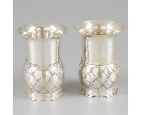 Beautiful set of cups with engraved and partly soldered decorations and hammered details. United Kingdom, London, The Artific