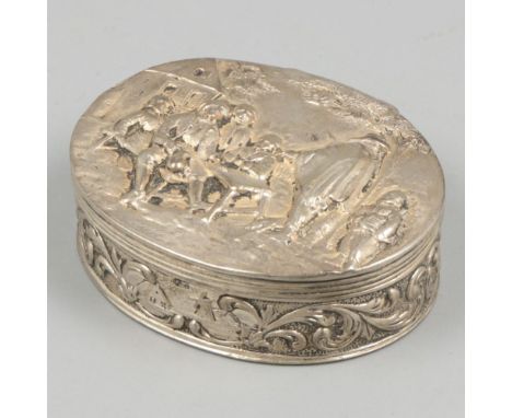Oval model with cast scene in relief and gilded inside. The Netherlands, Schoonhoven, H. Hooijkaas, 1906-1924 - traces of use