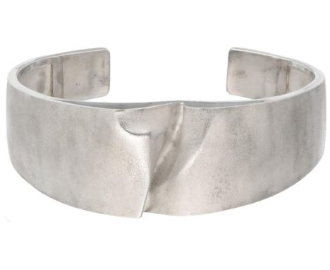 Hallmarks: trident (for Lapponia), 925, Lapponia. In good condition. Inner size: 6.4 x 5.2 cm. Weight: 48.5 grams.