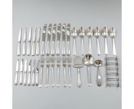 Consisting of 6 dinner spoons, 6 dinner forks, 6 dinner knives, 6 fruit knives, 1 potato spoon, 6 knife rests and a sauce spo