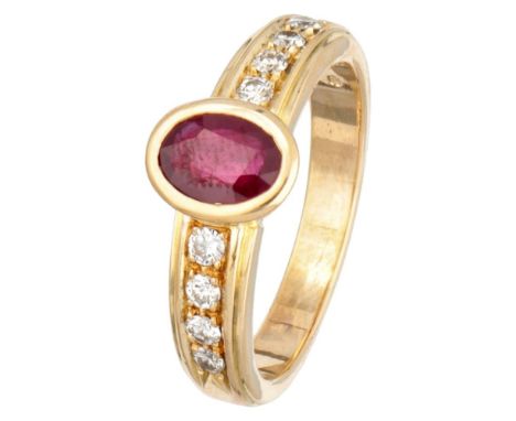 Hallmarks: 750. Set with 8 brilliant cut diamonds of approx. 0.24 ct. in total (VS-SI / G-H) and a faceted ruby ​​of approx. 
