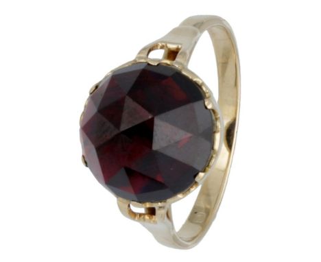Hallmarks: 585. Set with a rose cut garnet of approx. 7.40 ct. (Ø approx. 11.3 mm). In very good condition. Ring size: 17.25 
