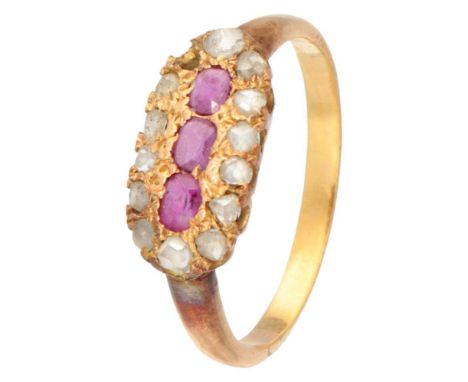 Hallmarks: 750. In worn condition, one diamond is missing. Ring size: 16.75 mm / 53 mm. Weight: 2.35 grams.