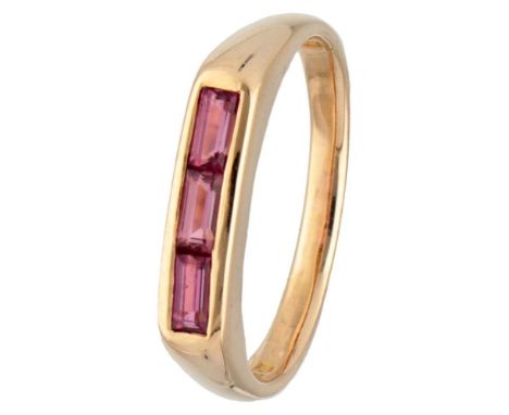 Hallmarks: 750, LB, Luth Bijoux. Set with three baguette cut pink tourmalines of approx. 0.33 ct. in total (approx. 4.1 x 2.0