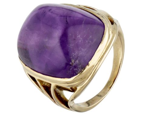Hallmarks: 585 in oak leaf, unknown marks. Set with a cabochon cut natural amethyst of approx. 23.00 ct. (approx. 19.7 x 16.3